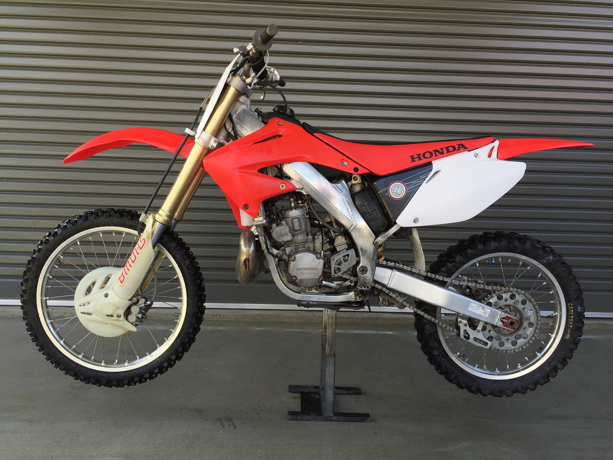 Кроссовый мотоцикл 2т. Honda CR 250 2005. Honda CR 250. Honda CR 250 2t. Honda cr250r 2005.