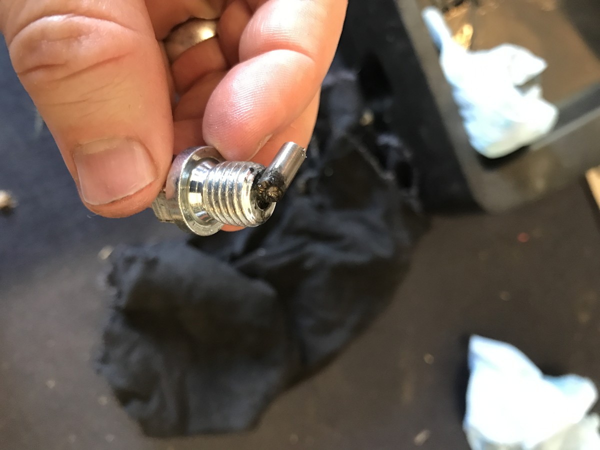 16.5 KTM 450SXFFE oil drag plug covered with metal shavings Tech