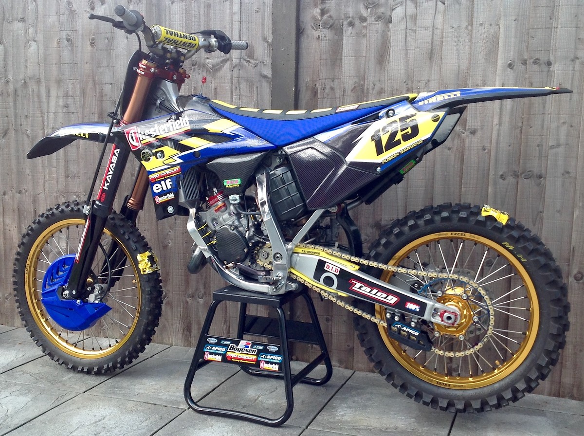 2010 YZ250f with 06 YZ 2 stroke 250 wedged in MotoRelated