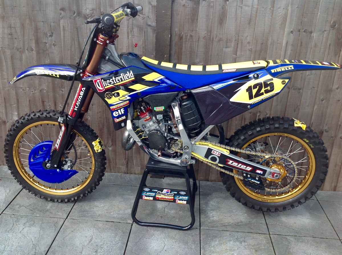 2010 YZ250f with 06 YZ 2 stroke 250 wedged in MotoRelated
