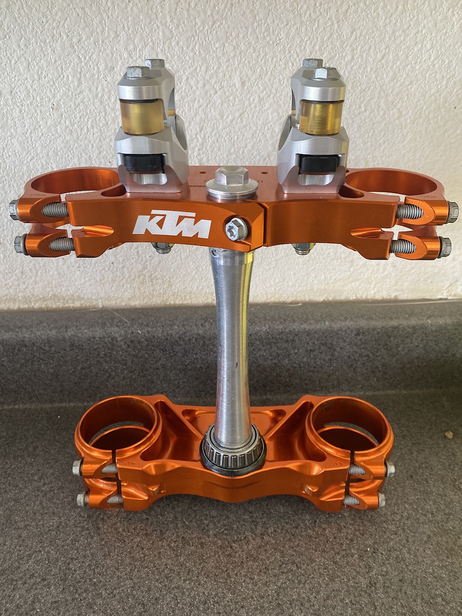 Ktm powerparts triple clamps and phds bar mounts For Sale/Bazaar