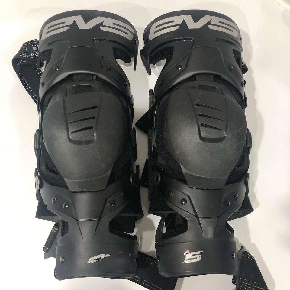 EVS Axis Sport Knee Braces Size M For Sale/Bazaar Motocross Forums