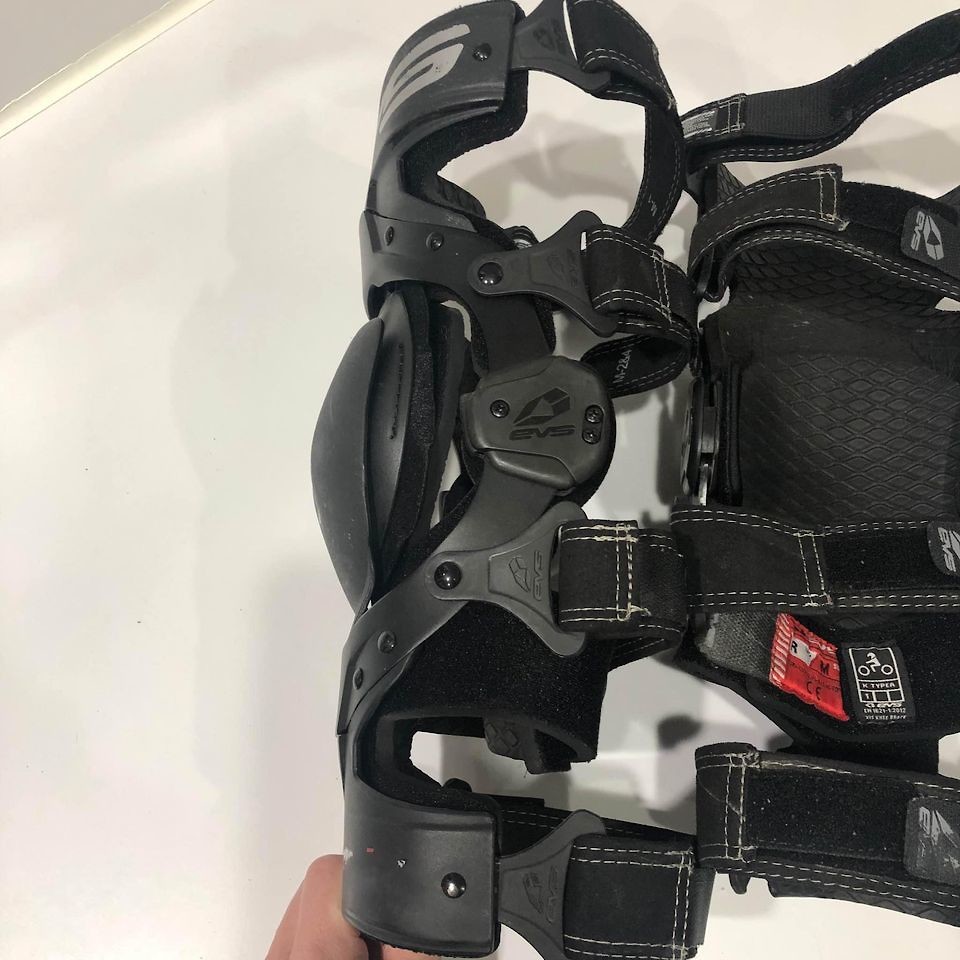 EVS Axis Sport Knee Braces Size M For Sale/Bazaar Motocross Forums