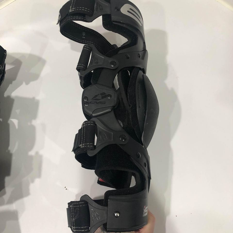 EVS Axis Sport Knee Braces Size M For Sale/Bazaar Motocross Forums