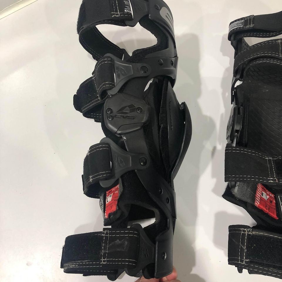 EVS Axis Sport Knee Braces Size M For Sale/Bazaar Motocross Forums
