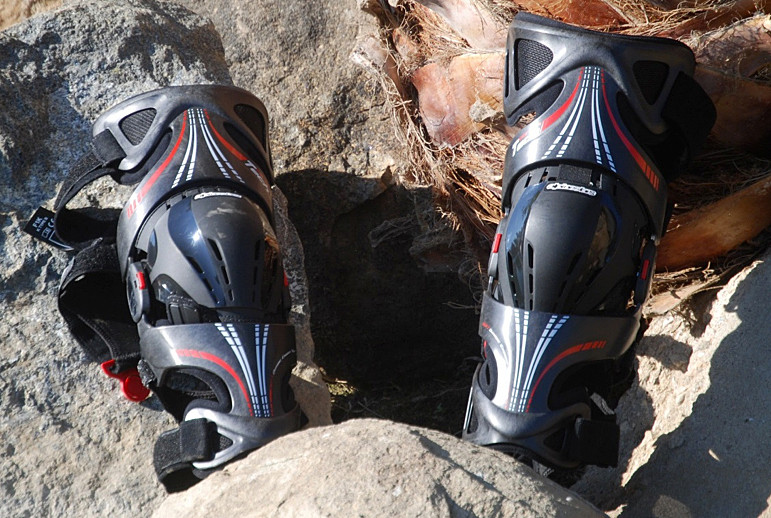 Alpinestars Fluid Tech Carbon Knee Brace Reviews, Comparisons, Specs