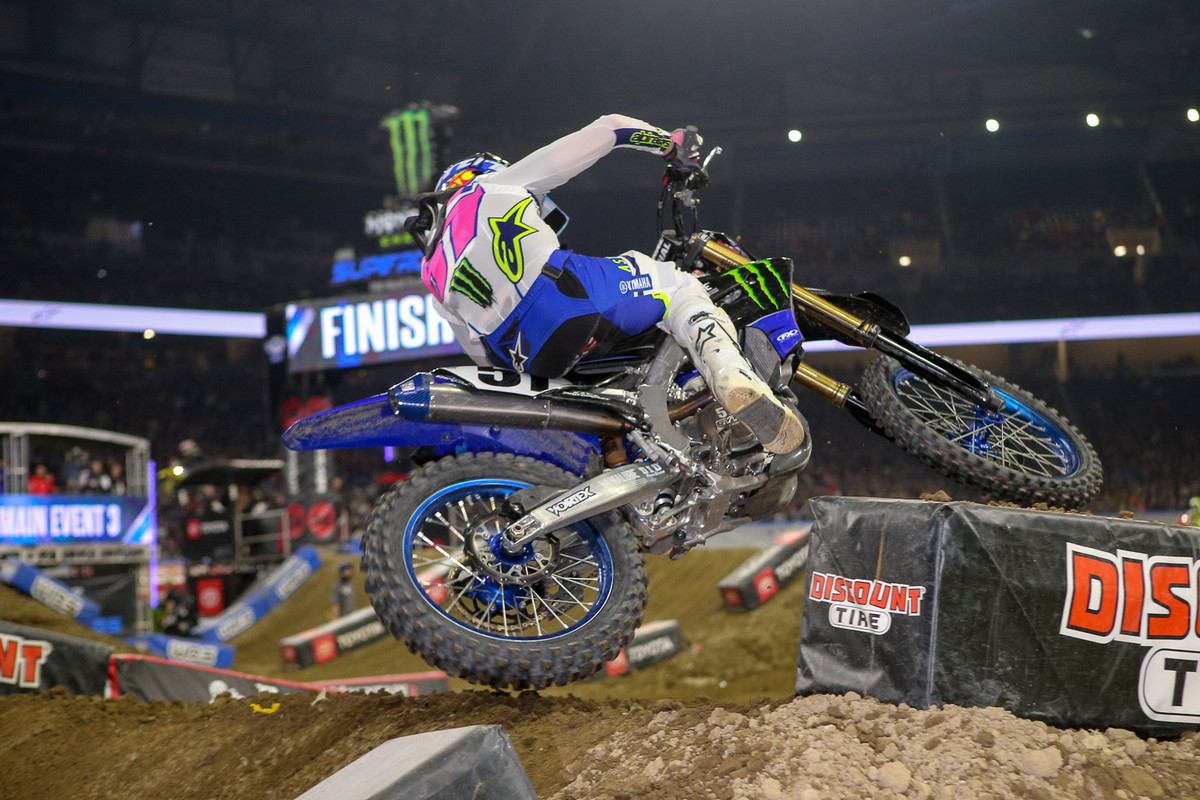 Justin Barcia forced his way past Blake Baggett and led for five laps in the final main. 