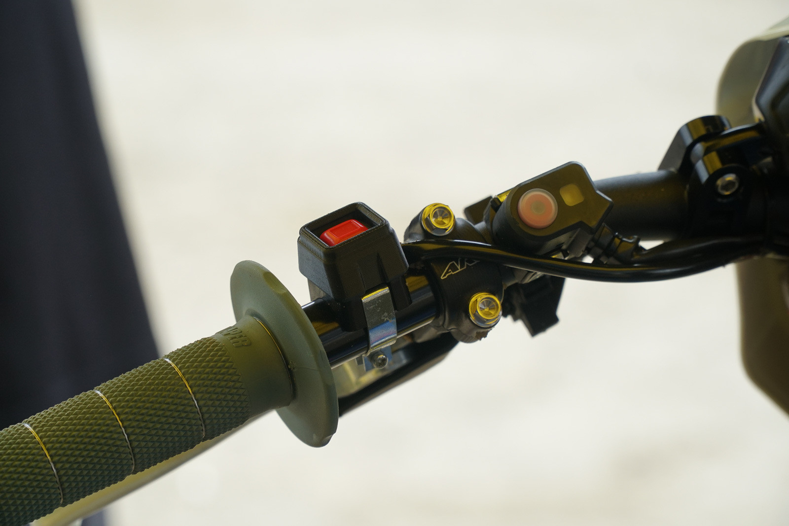 Alex’s kill switch is harder to accidentally push with this mount. Nice, but not as trick as the carbon fiber ones we’ve seen. 