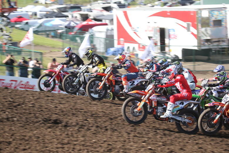 450 Moto 2 start.