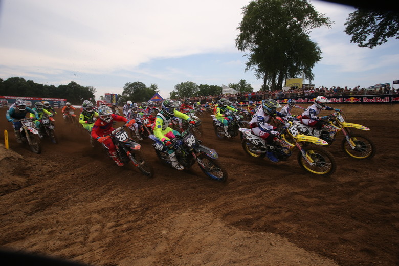 250 Moto 2 start.
