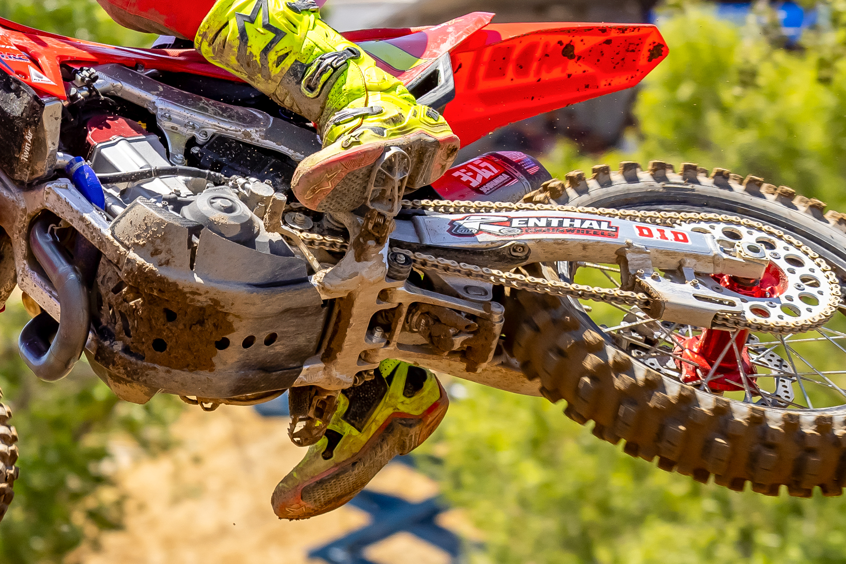 Here's a look at the linkage with a connecting brace from Hangtown, which was used practically all Supercross season as well.