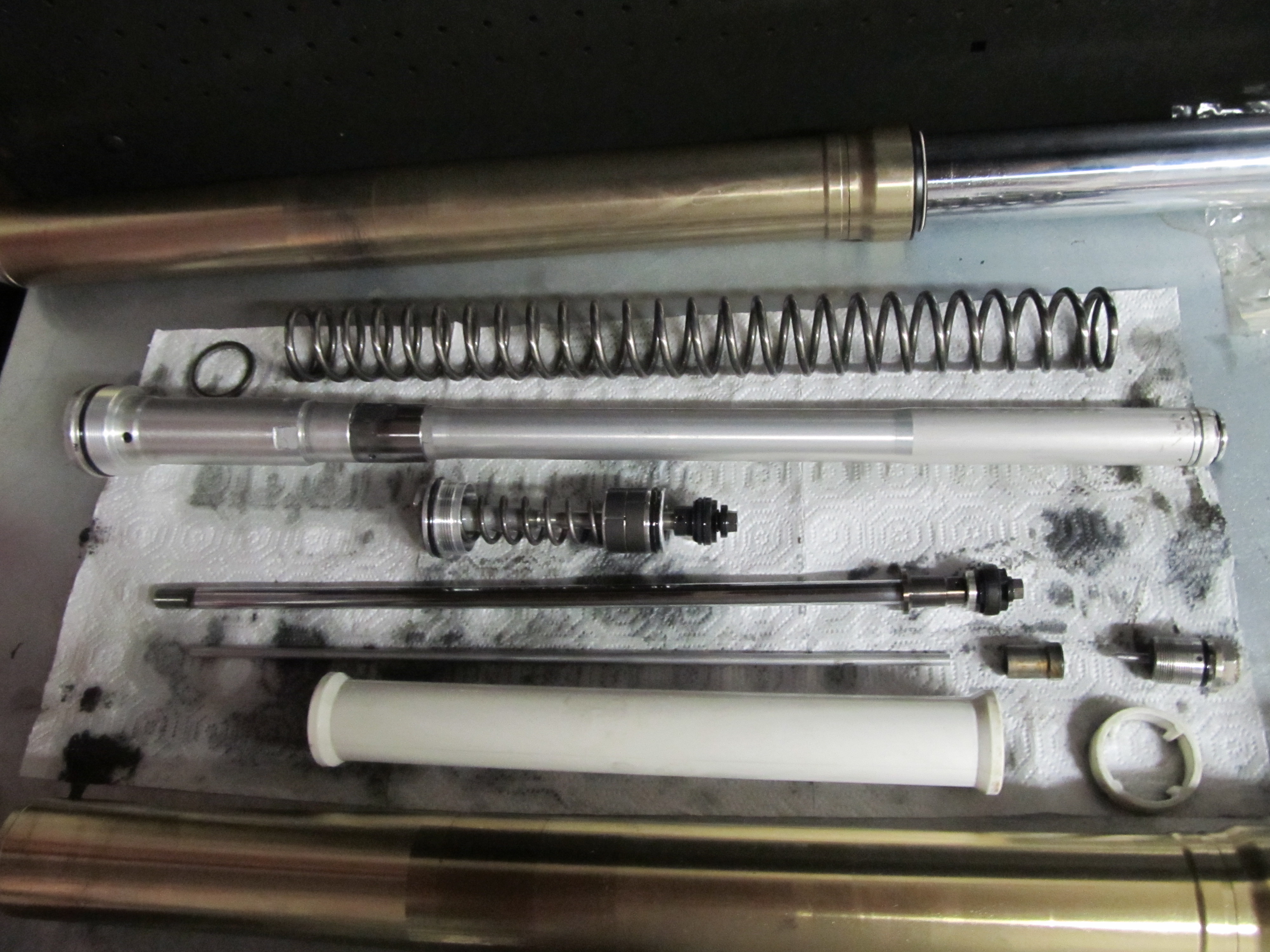 showa 2000 rm250 fork disassembly 2 - DJFMXpro - Motocross Pictures