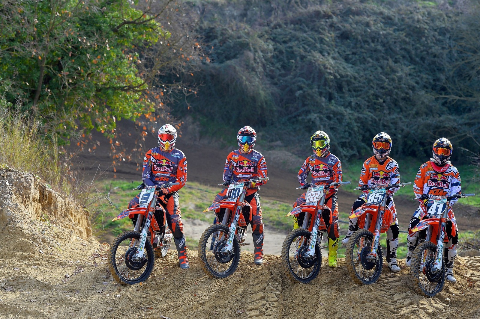 мотофристайл red bull. форма для мотокросса ktm red bull. мотокросс красное. мотокросс красное. тони кайроли мотокросс.