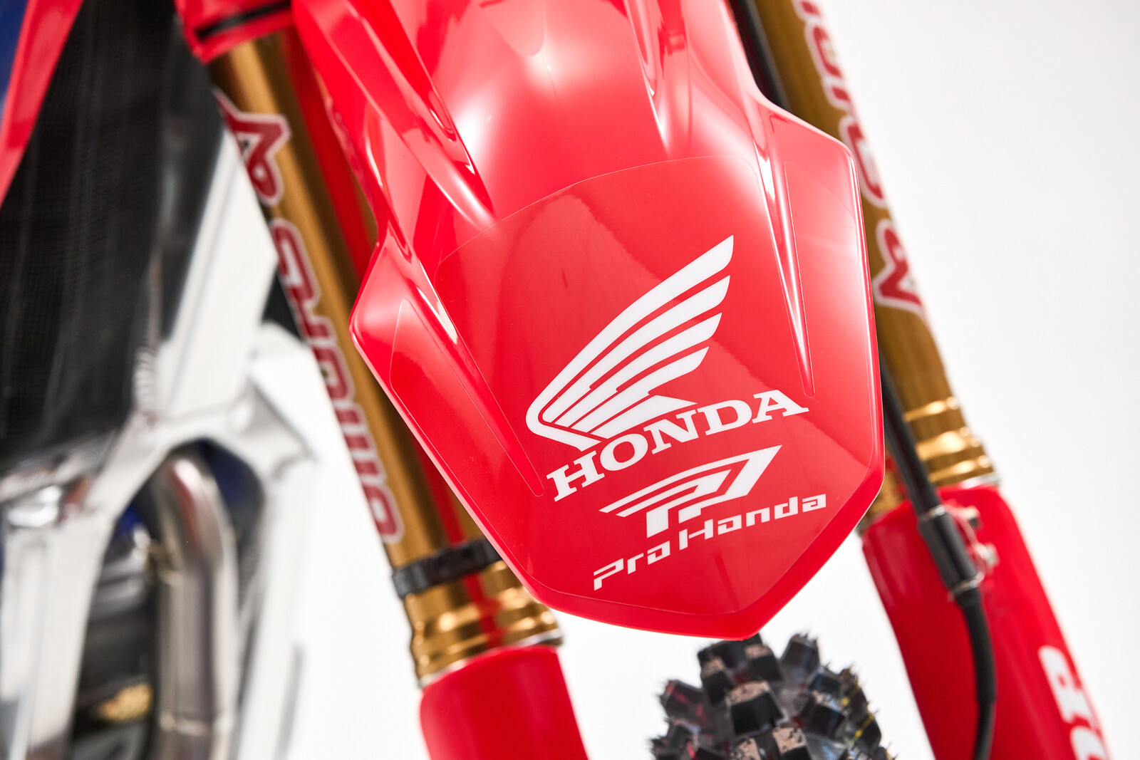 25 Honda HRC Progressive CRF detail static 6.jpg?VersionId=bzpFN 7QfMZxZpU06fj5pnsPuMKvN